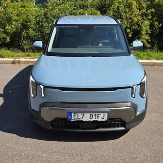Kia se u EV2 rozhodla vsadit na hranatý tvar karoserie a vertikální světla.