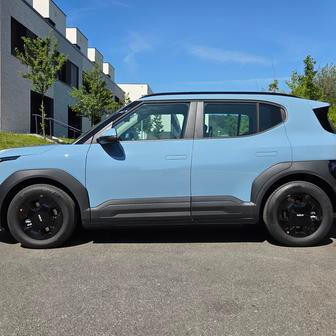 Při délce 4060 mm má EV2 rozvor 2565 mm. Na půdorysu Fabie Kia nabízí prostorem a variabilitou o třídu větší auto.