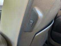 Vzadu je k dispozici USB-C nabíjení s portem v předních opěradlech.