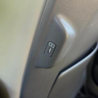Vzadu je k dispozici USB-C nabíjení s portem v předních opěradlech.