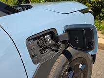 Onen paket za 25 tisíc korun také obsahuje palubní 22kW nabíječku (standardem je 11 kW) a funkci V2L, která auto promění v pojízdnou powerbanku.