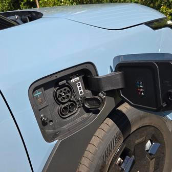 Onen paket za 25 tisíc korun také obsahuje palubní 22kW nabíječku (standardem je 11 kW) a funkci V2L, která auto promění v pojízdnou powerbanku.