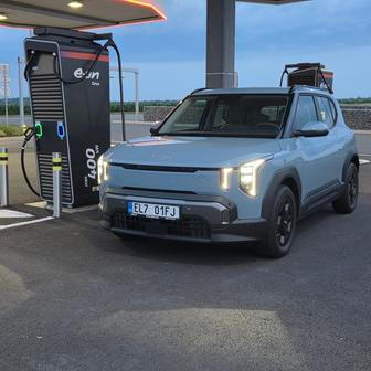 Na nabití z 10 na 80 procent je potřeba zhruba půlhodina, na stojanu jsme dosáhli nabíjecího maxima 111 kW.