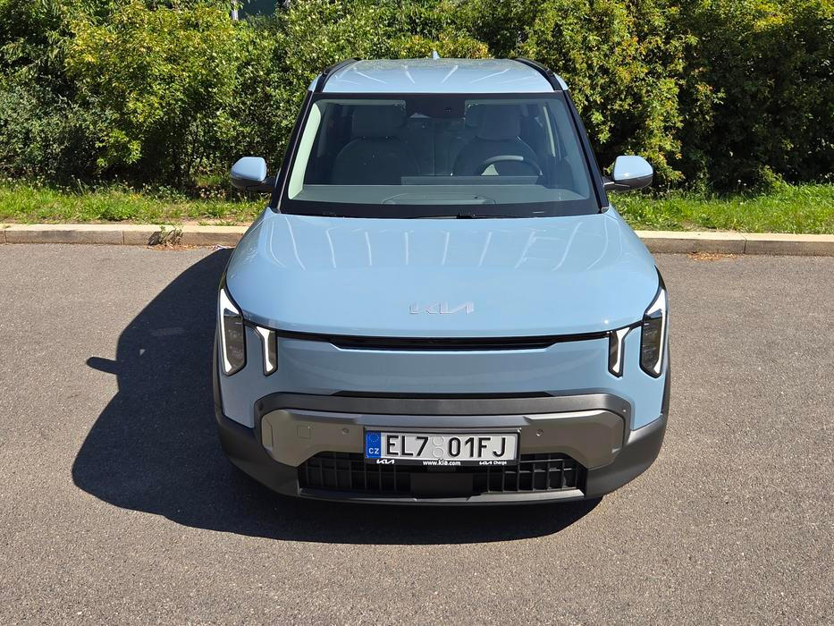 Kia se u EV2 rozhodla vsadit na hranatý tvar karoserie a vertikální světla.