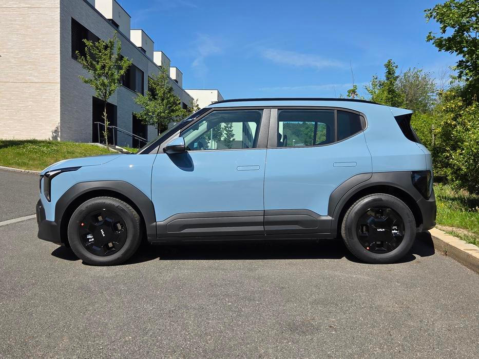 Při délce 4060 mm má EV2 rozvor 2565 mm. Na půdorysu Fabie Kia nabízí prostorem a variabilitou o třídu větší auto.