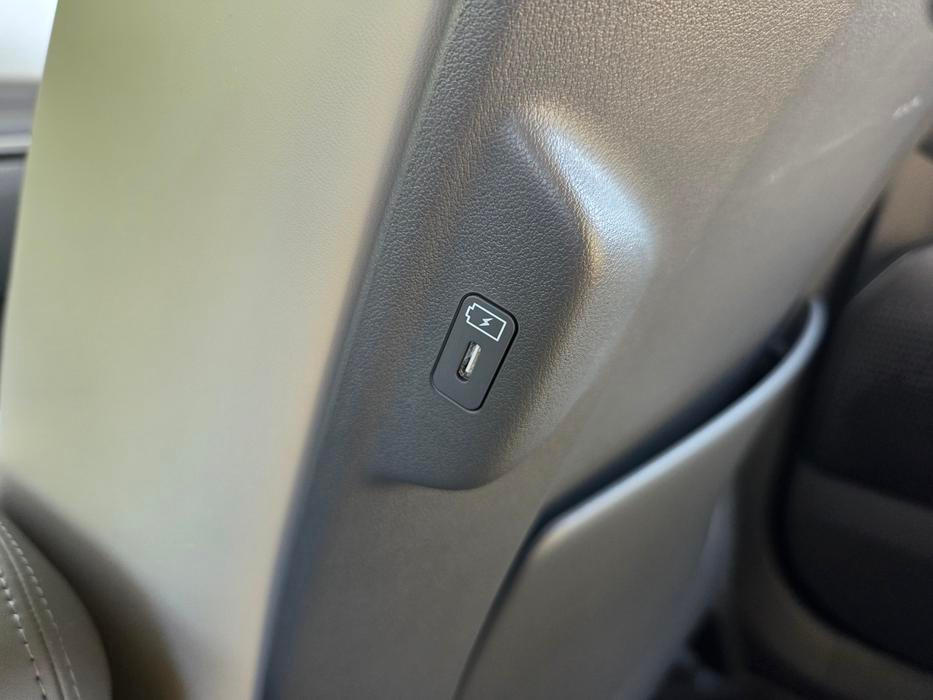 Vzadu je k dispozici USB-C nabíjení s portem v předních opěradlech.