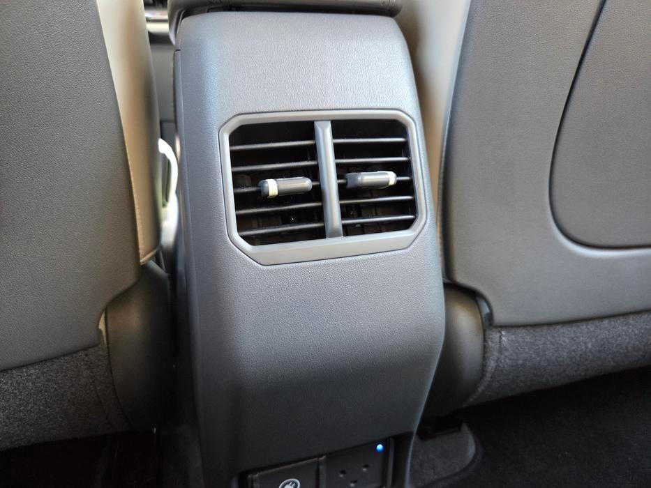Také cestující vzadu mají k dispozici vlastní výdechy ventilace.