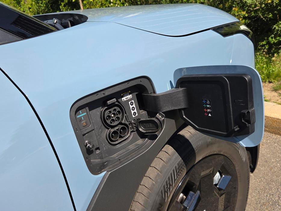 Onen paket za 25 tisíc korun také obsahuje palubní 22kW nabíječku (standardem je 11 kW) a funkci V2L, která auto promění v pojízdnou powerbanku.