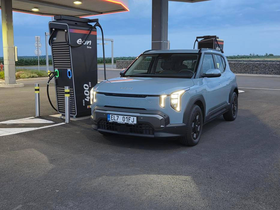 Na nabití z 10 na 80 procent je potřeba zhruba půlhodina, na stojanu jsme dosáhli nabíjecího maxima 111 kW.