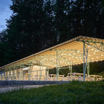 Partě architektů kolem ateliéru Mjölk padlo před časem do oka zpustlé a takřka stoleté Lesní koupaliště v libereckých Lidových sadech.