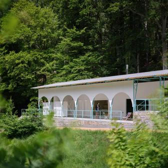 Ze stavebních prken a latí stloukli provizorní nábytek pro stánek, který prošel lehkým faceliftem.