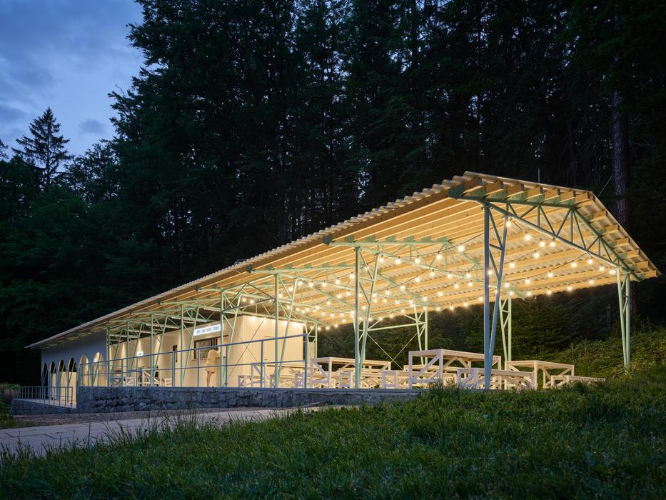 Partě architektů kolem ateliéru Mjölk padlo před časem do oka zpustlé a takřka stoleté Lesní koupaliště v libereckých Lidových sadech.