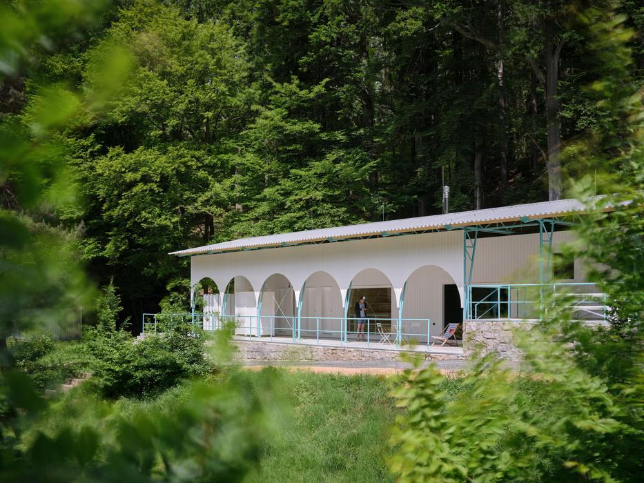 Ze stavebních prken a latí stloukli provizorní nábytek pro stánek, který prošel lehkým faceliftem.