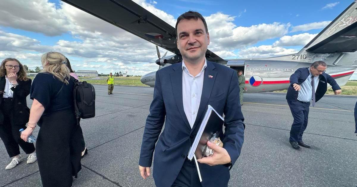 Tak tímto by prezident a premiér na summit NATO letět nechtěli. My to vyzkoušeli s nemocným Macinkou