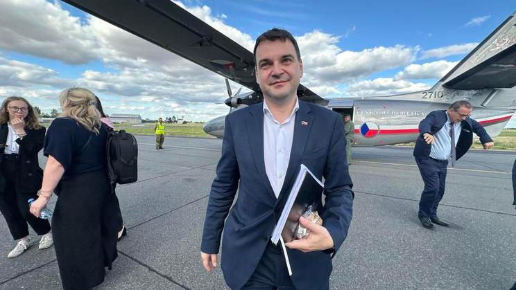 Ministr zahraničí Petr Macinka (Motoristé) po vystoupení z patrně nejmenšího letadla, kterým kdy letěli čeští politici na návštěvu zahraničních státníků.