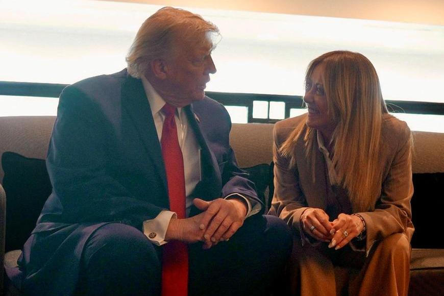 Trump chce zákaz přiblížení. Uvedl, že se potřebuje chránit před Meloniovou