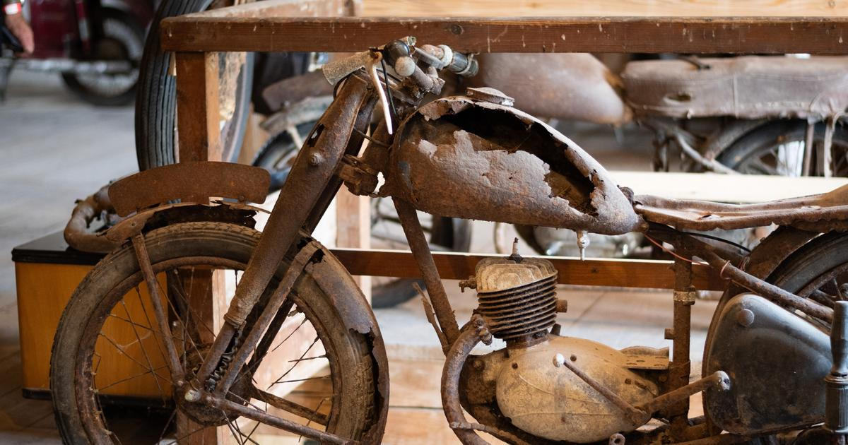 Mlýn, kde šrot není šrot. Takové vraky československých motorek a aut jinde neuvidíte