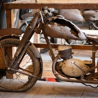 Muzeum historických motorek a strojů v Hradčanech na Prostějovsku