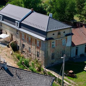 Mlýn v Hradčanech na Prostějovsku, kde Kenny vybudoval muzeum.