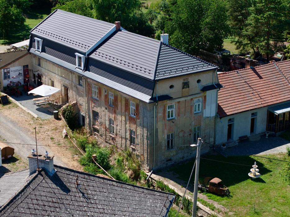 Mlýn v Hradčanech na Prostějovsku, kde Kenny vybudoval muzeum.