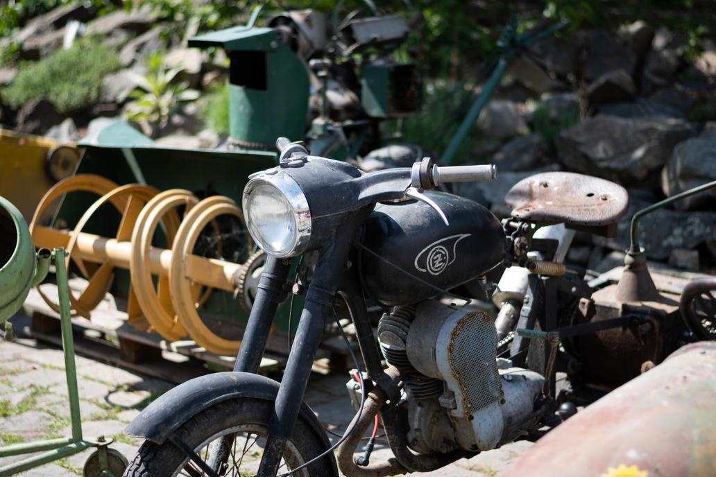 Muzeum historických motorek a strojů v Hradčanech na Prostějovsku