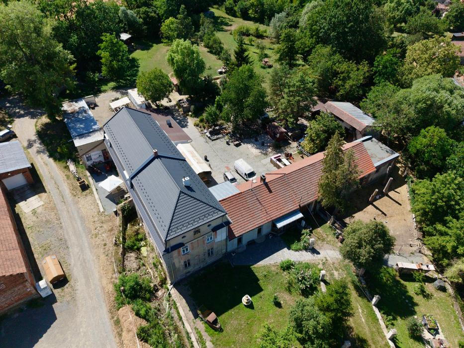 Mlýn v Hradčanech na Prostějovsku, kde Kenny vybudoval muzeum.