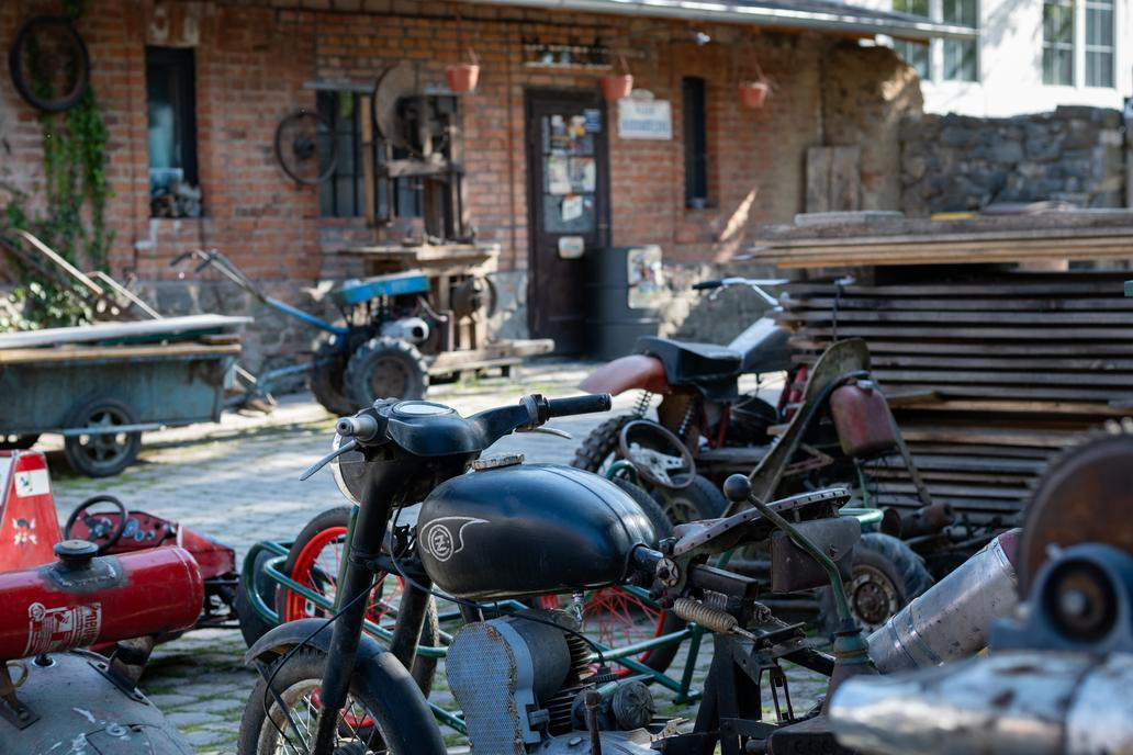 Muzeum historických motorek a strojů v Hradčanech na Prostějovsku