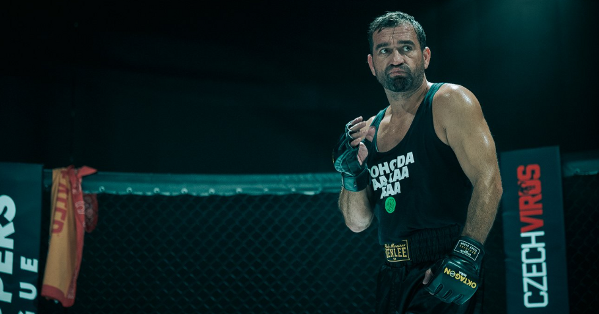 Čtvrtý den ve Varech: premiéra filmu ze světa MMA Bojovník i romantická tragikomedie 
