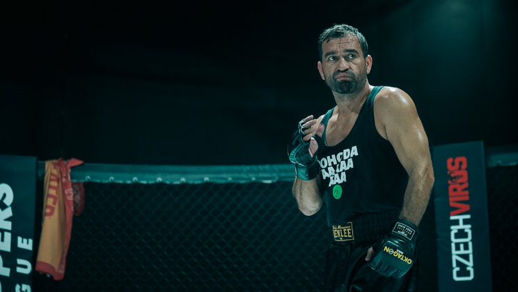 Milan Ondrík ve filmu Bojovník jako Pavel Hoffmeister alias Hoff, bývalý olympijský medailista v boxu. Po letech mimo sportovní svět se vrací do boje jako zápasník MMA, ale nejtěžší zápas nakonec nesvede v kleci, nýbrž sám se sebou.