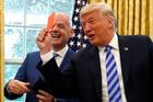 Šéf světového fotbalu Gianni Infantino a americký prezident Donald Trump při setkání v roce 2018