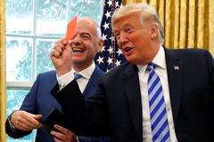 Šéf světového fotbalu Gianni Infantino a americký prezident Donald Trump při setkání v roce 2018