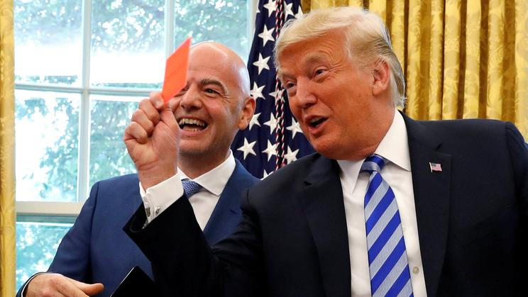 Šéf světového fotbalu Gianni Infantino a americký prezident Donald Trump při setkání v roce 2018