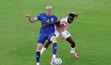 Americký fotbalista Folarin Balogun fauluje Tarika Muhameroviče z Bosny v zápase play off MS 2026.