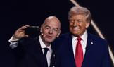 Šéf světového fotbalu Gianni Infantino a americký prezident Donald Trump při losu MS 2026
