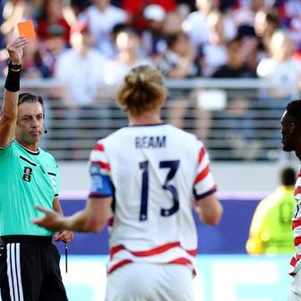 Americký fotbalista Folarin Balogun dostává červenou kartu v zápase play off MS 2026 proti Bosně.
