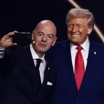 Šéf světového fotbalu Gianni Infantino a americký prezident Donald Trump při losu MS 2026