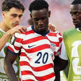 Americký fotbalista Folarin Balogun po vyloučení v zápase play off MS 2026 proti Bosně
