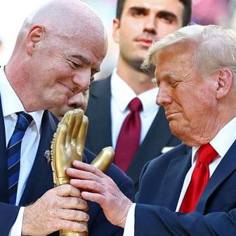 Šéf světového fotbalu Gianni Infantino a americký prezident Donald Trump na MS klubů 2025
