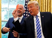 Šéf světového fotbalu Gianni Infantino a americký prezident Donald Trump při setkání v roce 2018