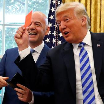 Šéf světového fotbalu Gianni Infantino a americký prezident Donald Trump při setkání v roce 2018
