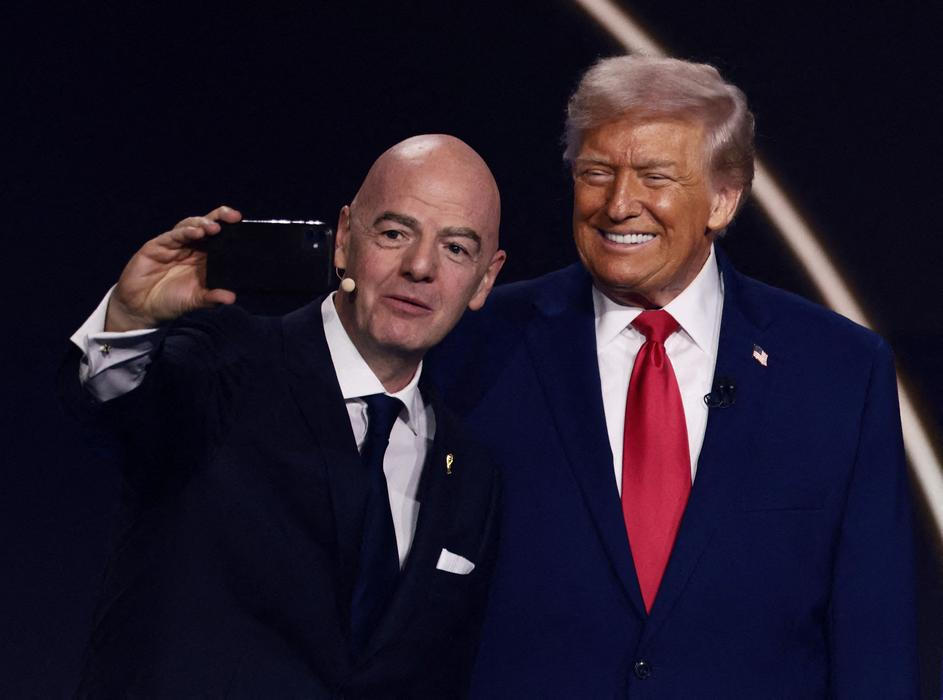 Šéf světového fotbalu Gianni Infantino a americký prezident Donald Trump při losu MS 2026
