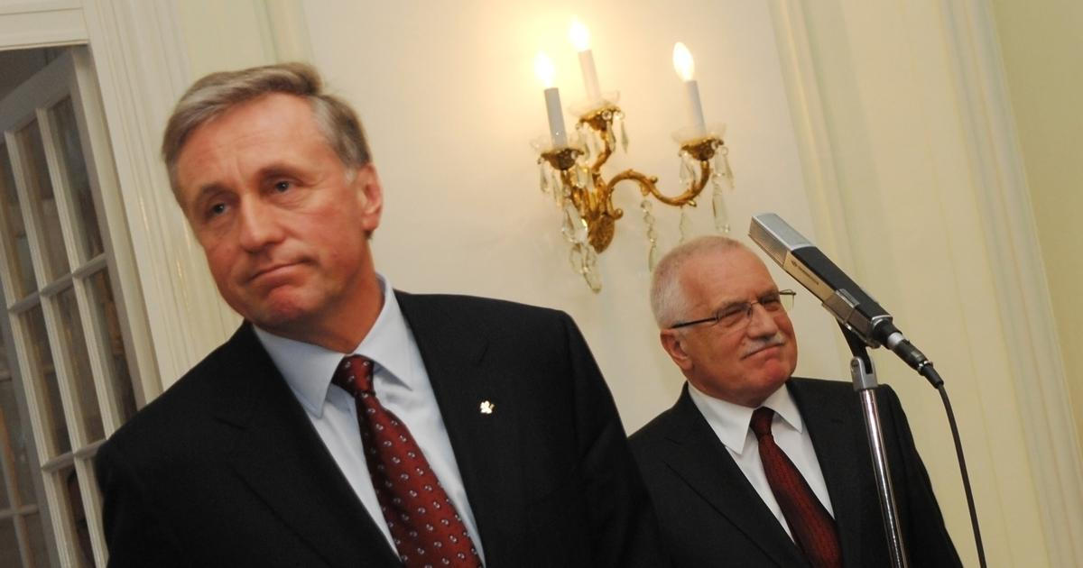 Bouře ve sklenici vody, nebo ústavní puč? Topolánek tepe vládu za spory s prezidentem