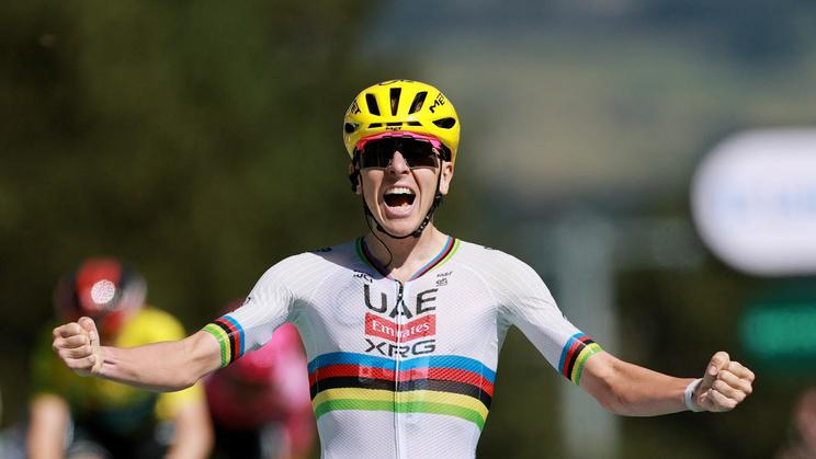 Tadej Pogačar slaví vítězství ve třetí etapě Tour de France 2026