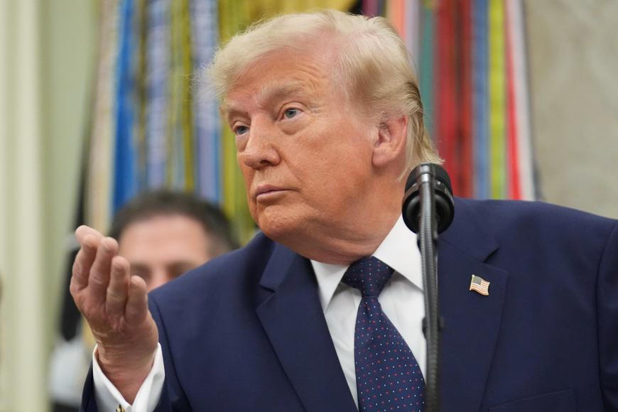 „Řešení války je blíž, než si lidé myslí,“ řekl Trump. Mluvil s Putinem, prý je pod tlakem