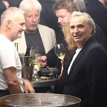 Oslava šedesátin Jiřího Macháčka se konala v karlovarském baru Bokovka.