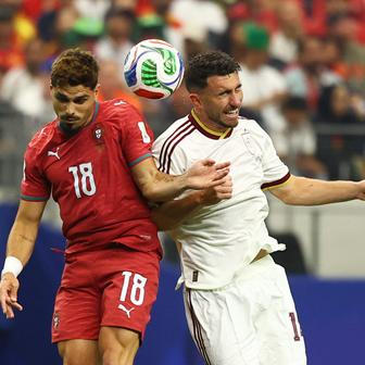 Pedro Neto a Aymeric Laporte v osmifinále MS 2026 Portugalsko - Španělsko