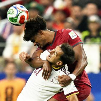 Renato Veiga a Mikel Oyarzabal v osmifinále MS 2026 Portugalsko - Španělsko