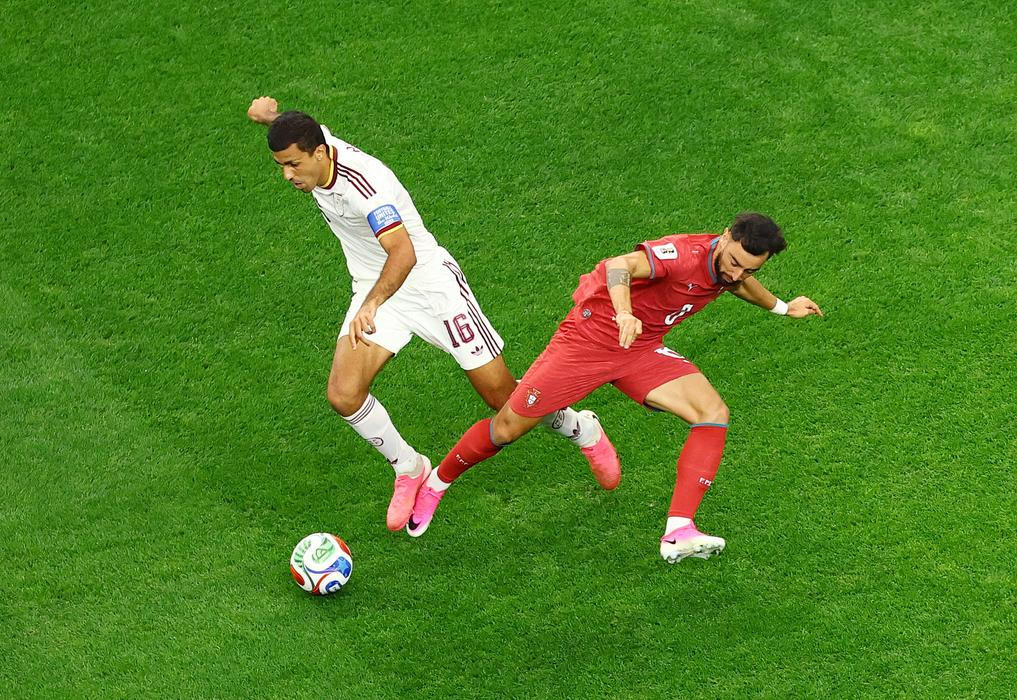 Rodri a Bruno Fernandes v osmifinále MS 2026 Portugalsko - Španělsko