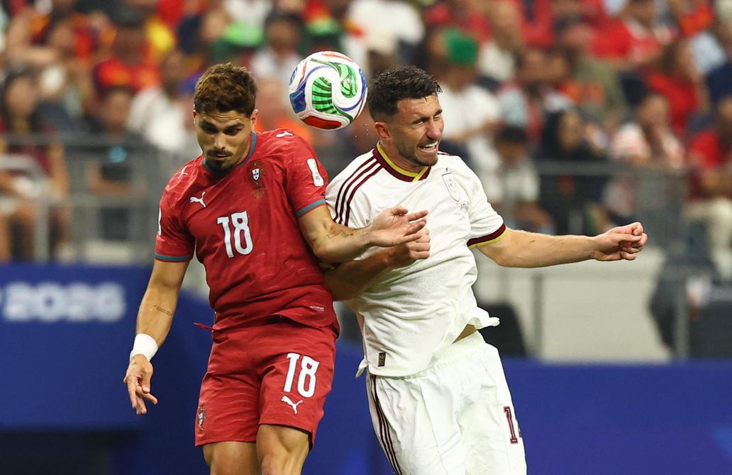 Pedro Neto a Aymeric Laporte v osmifinále MS 2026 Portugalsko - Španělsko