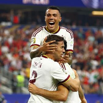 Španělé slaví gól v osmifinále MS 2026 Portugalsko - Španělsko